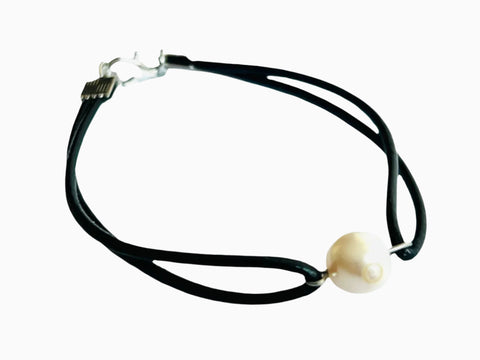 Leather Bracelet with Freshwater Pearl (Color Black)
