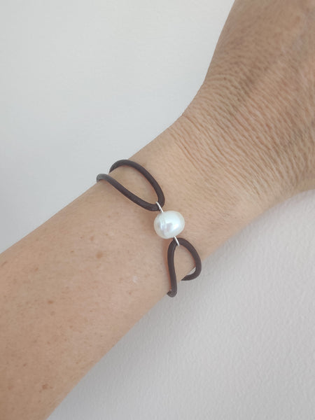 Leather Bracelet with Freshwater Pearl - Color Dark Brown