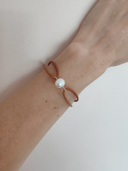 Leather Bracelet with Freshwater Pearl - Color Light Brown