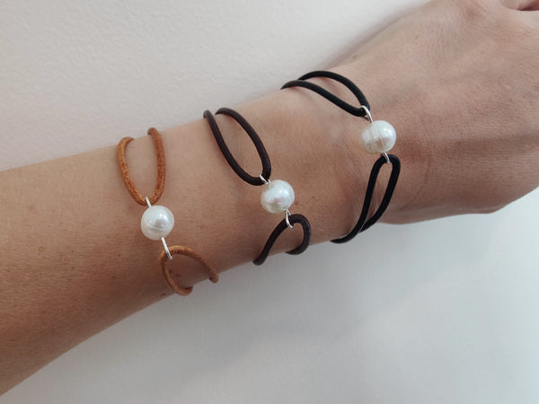 Leather Bracelet with Freshwater Pearl - Color Black