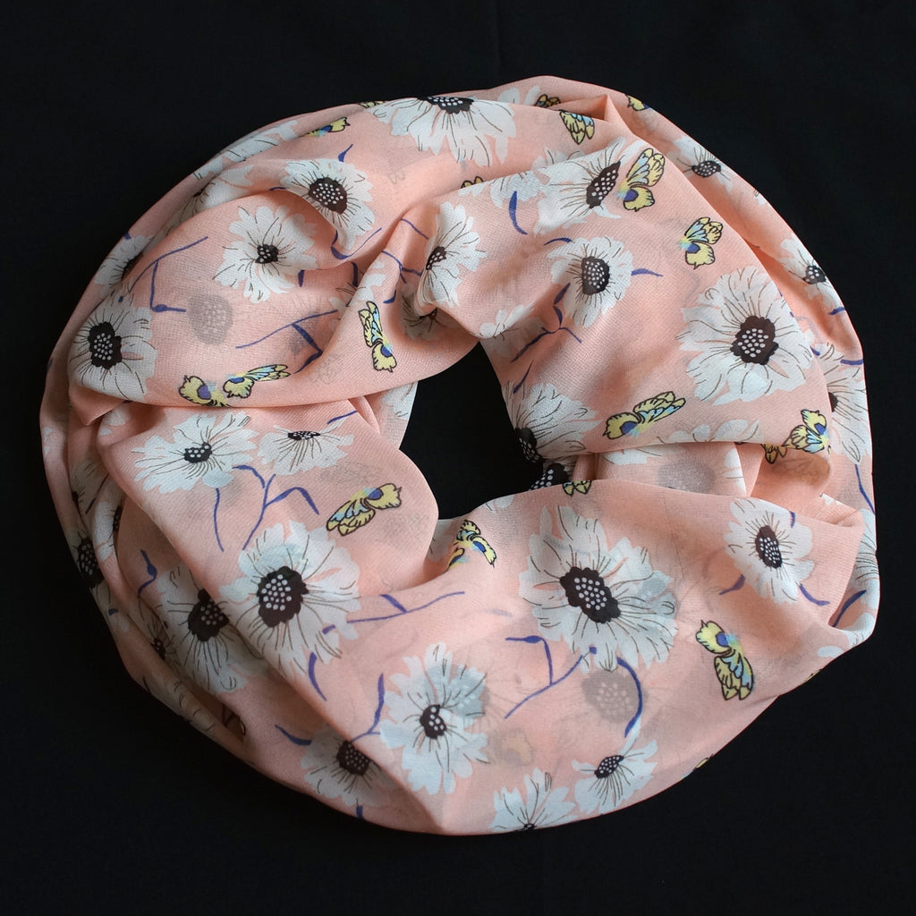 Big flowers on a soft pink colored scarf (9195)